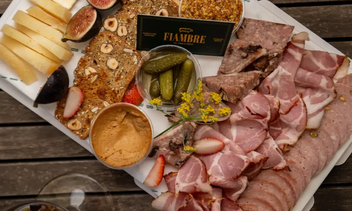 Fiambre celebra quesos, vinos y charcutería en una Cena Maridaje