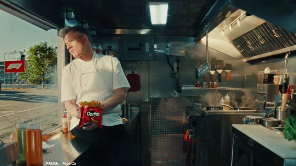 “3 doritos después”… Gordon Ramsay y George Russell graban un comercial