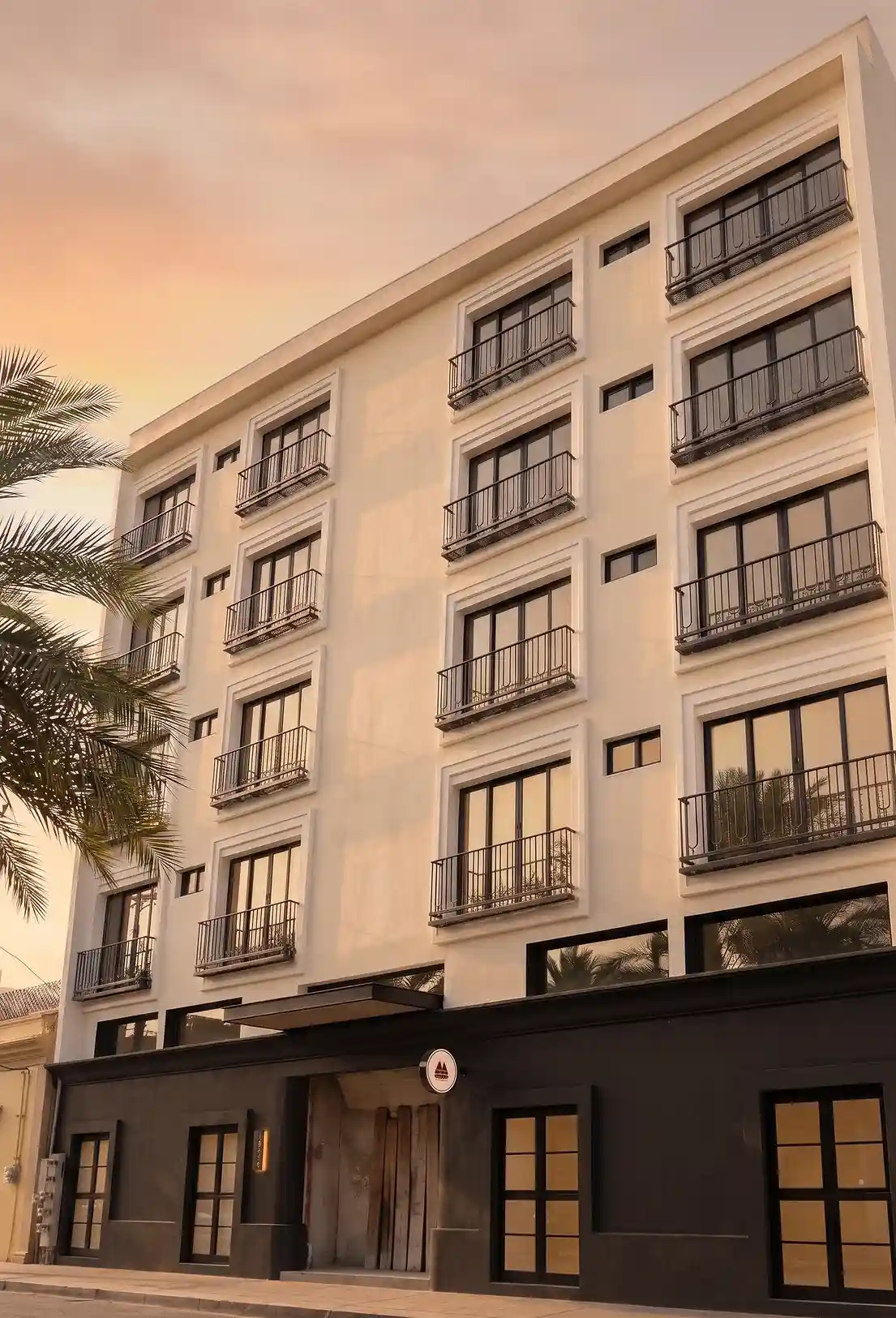 Bonanza nace en el Centro Histórico de Mazatlán como una remodelación integral que conserva el carácter arquitectónico del edificio y lo convierte en un espacio de hospitalidad boutique.