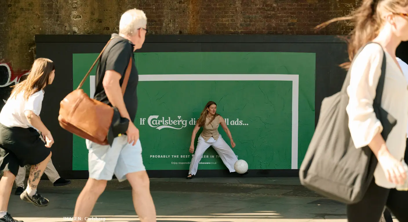 Carlsberg instaló los llamados "Goal Posters", carteles con forma de portería colocados sobre muros en distintos puntos urbanos para convertir espacios cotidianos en escenarios para partidos espontáneos.